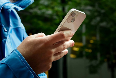 Nhiều chủ sở hữu iPhone 13 báo lỗi màn hình màu hồng, Apple nói gì?
