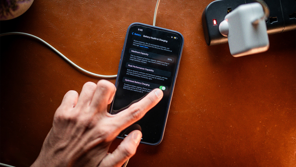 “Sạc pin tối ưu” trên iPhone là gì? Công dụng và cách bật/tắt cực nhanh mà ai cũng làm được