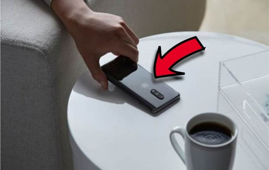 Vì sao bạn nên tập thói quen đặt úp màn hình điện thoại?