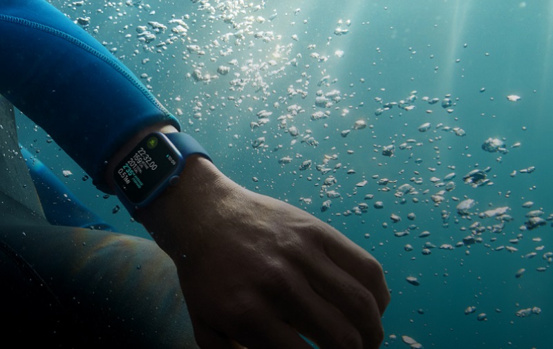Apple Watch S7 GPS 41mm chống nước tốt, thoải mái bơi lội và đi mưa