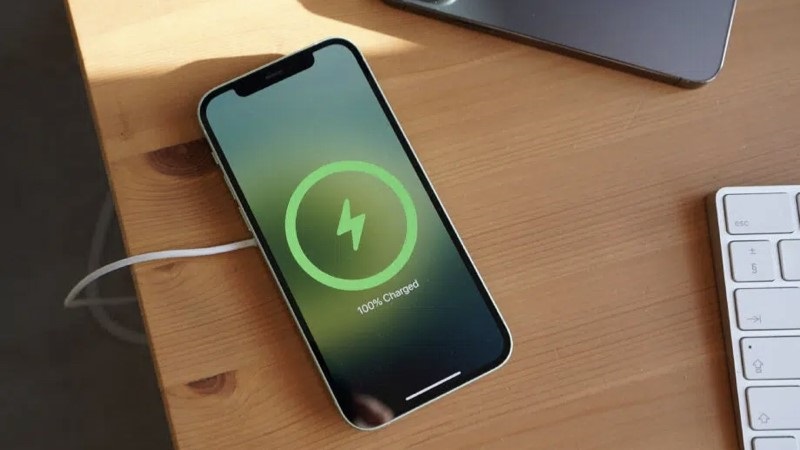 Có nên sạc iPhone qua đêm không?