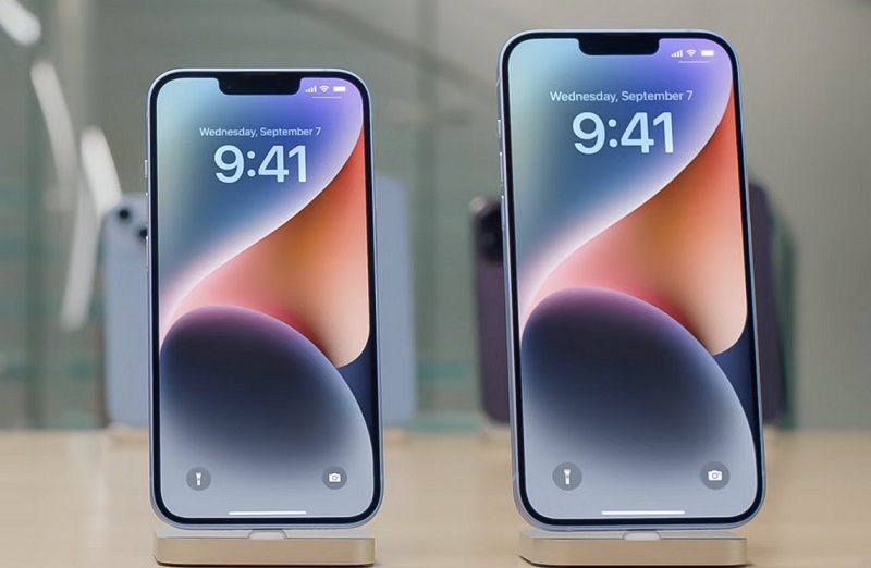 iPhone 14 Plus (bên phải) sở hữu màn hình lớn 6.7 inch giống với iPhone 14 Pro Max