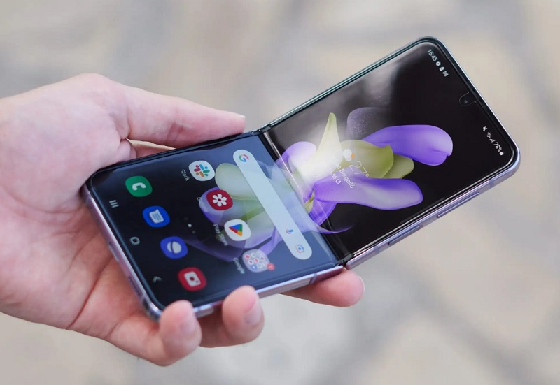 Galaxy Z Flip4 sở hữu màn hình gập, kích thước nhỏ gọn và kiểu dáng sang trọng