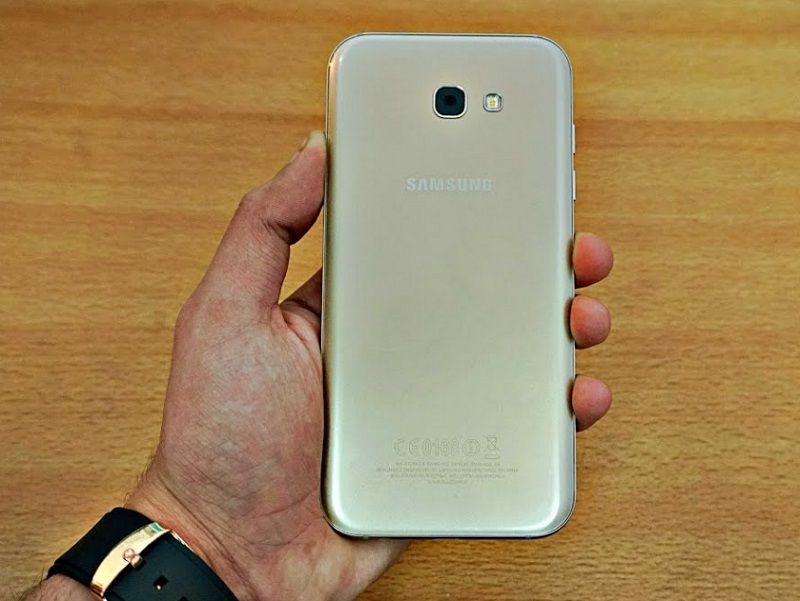 Samsung Galaxy A (năm 2018) trang bị cảm biến nằm ở mặt sau lưng điện thoại 