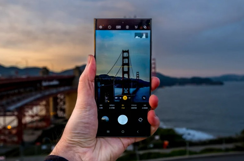 Samsung Galaxy S23 Ultra trang bị camera sau có độ phân giải nâng cấp đến 200MP cho khả năng chụp ảnh, quay video trong điều kiện thiếu sáng vượt trội