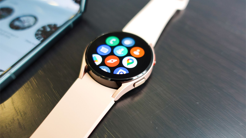 Galaxy Watch 4 sở hữu thiết kế tương đối tối giản với mặt dial hình tròn truyền thống, cùng màn hình Super AMOLED 1,19 inch