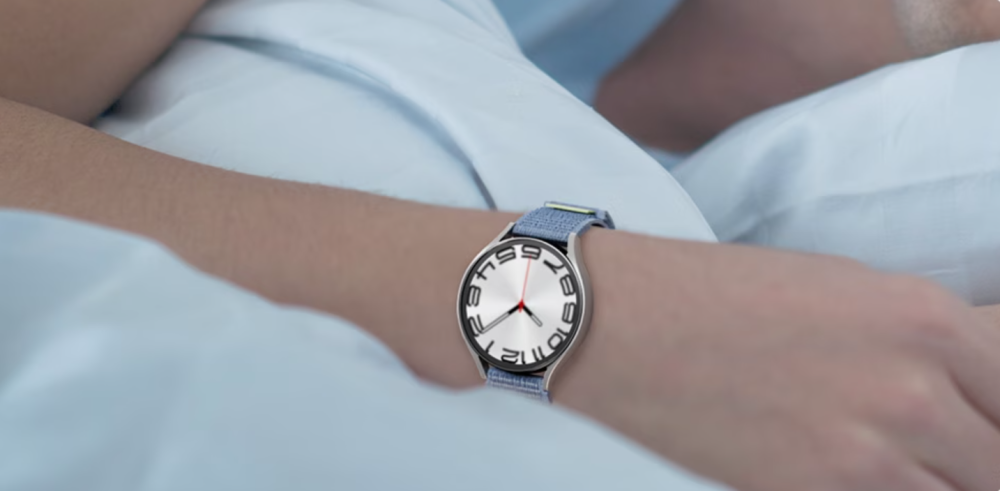 Với tính năng theo dõi giấc ngủ chi tiết của Watch6 Series vừa được Samsung cho ra mắt tháng 7.2023 thì việc đeo điện thoại đi ngủ là 1 hành động cần thiết để thiết lập 1 giấc ngủ khoa học. Và để hỗ trợ việc tạo độ thoải mái nơi cổ tay khi ngủ, Samsung đã ra mắt chiếc dây đeo vải mỏng và siêu nhẹ, kết cấu mềm mại giúp bạn có độ thư giãn và nhẹ nhàng trong khi ngủ.