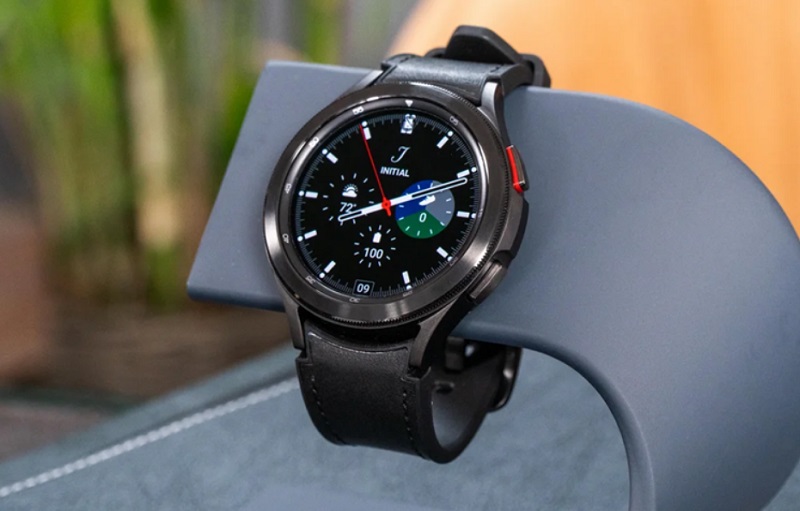 Samsung Galaxy Watch 4 Classic BT 42mm (R880)-An tâm sử dụng trong điều kiện thời tiết ẩm ướt, có nước