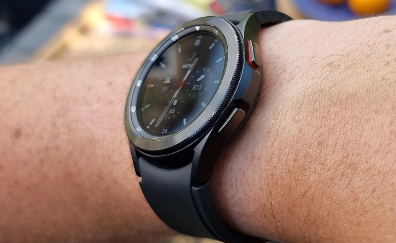 Samsung Galaxy Watch 4 Classic BT 42mm (R880)-Màn hình hiển thị sắc nét, chịu lực tốt