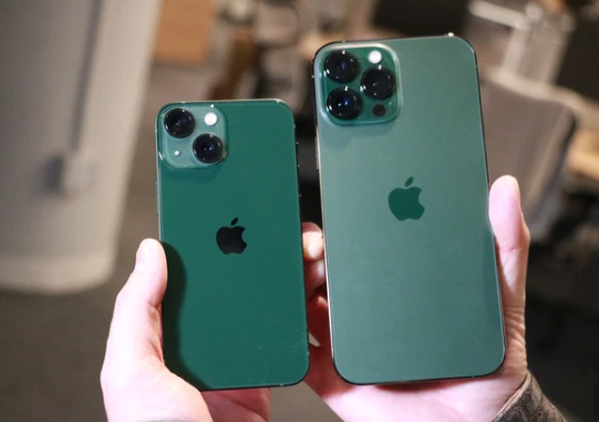 Màu xanh khác nhau giữa iPhone 13 và Alpine Green iPhone 13 Pro