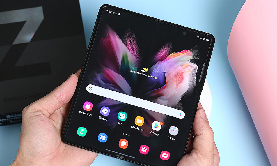 Màn hình Samsung Galaxy Z Fold 3 cho trải nghiệm cuộn vuốt mượt mà