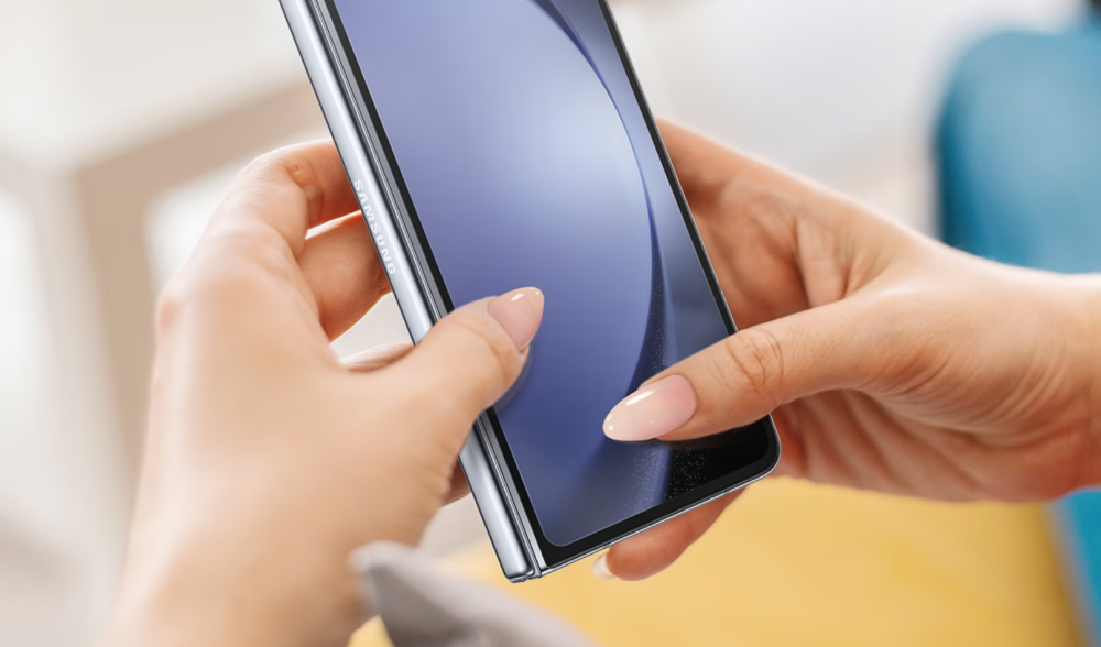 Miếng dán màn hình là phụ kiện rất cần thiết với những chiếc điện thoại mới, đặc biệt là điện thoại đắt tiền để tránh bị trầy xước hay bám bụi bẩn. Miếng dán bảo vệ màn hình Galaxy Z Fold5 là sự lựa chọn hoàn hảo cho máy Z Fold5 cho ra mắt tháng 7/2023, sản phẩm chính hãng Samsung với độ uy tín và tin cậy cao.