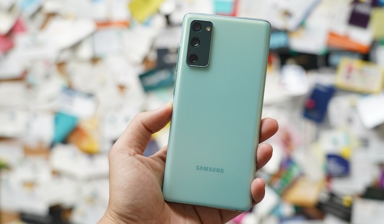 Với hai sản phẩm mới nhất của Samsung là Galaxy S20 FE và Galaxy Note 20, bạn sẽ được trải nghiệm những tính năng tuyệt vời. Dù chỉ là một đập hộp, bạn đã có thể nhận thấy được sự khác biệt về thiết kế và cấu hình giữa hai sản phẩm này. Vậy thì hãy cùng so sánh Galaxy S20 FE và Galaxy Note 20 để tìm ra sản phẩm phù hợp nhất với nhu cầu của mình.