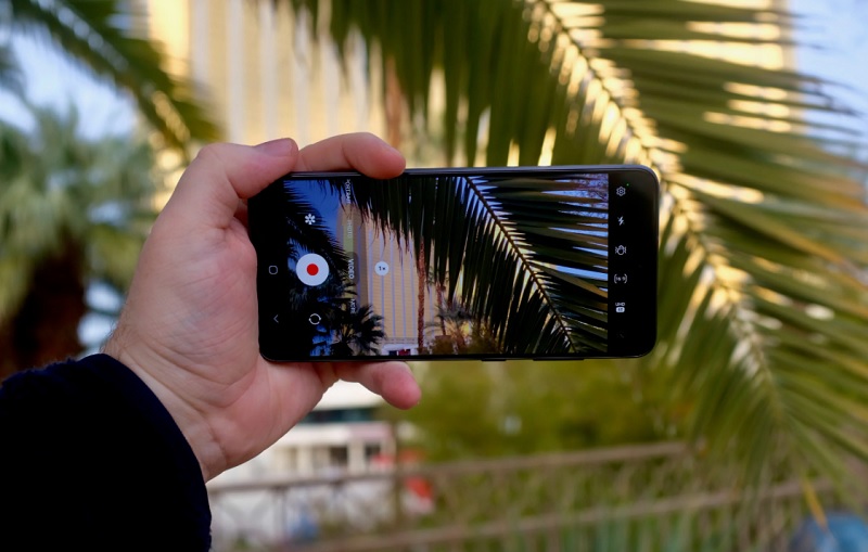 Samsung Galaxy S21 FE 5G - Hệ thống camera sau có độ phân giải cao cho khả năng chụp hình, quay video sắc nét trong mọi điều kiện ánh sáng