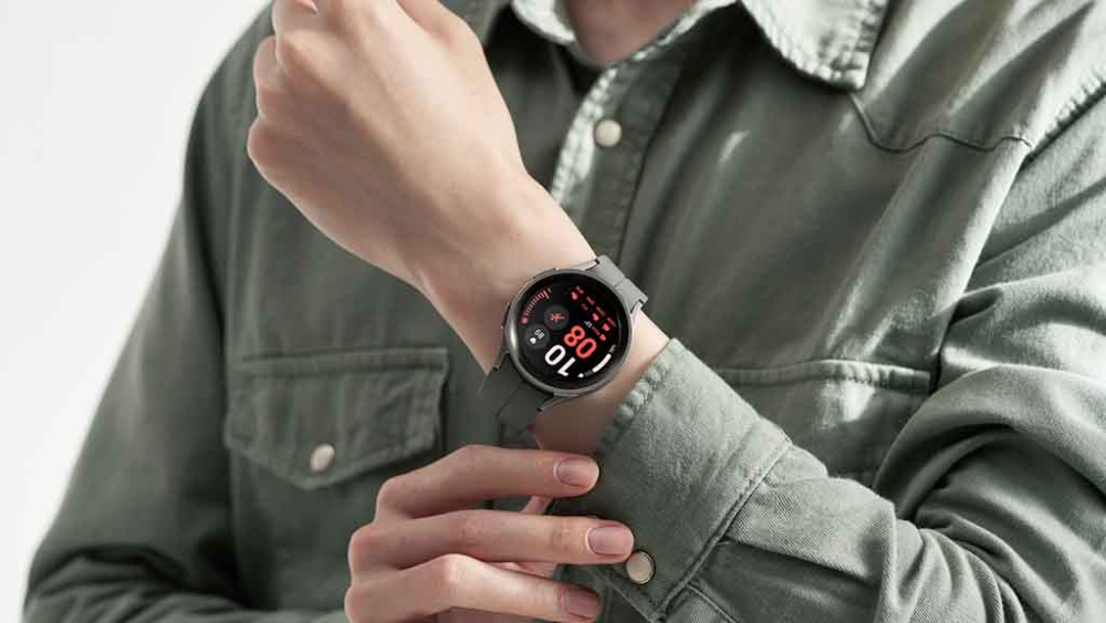 Chiếc Samsung Watch6 44mm với mặt kính Sapphire cứng cáp, chống trầy xước vượt trội cùng khả năng kháng bụi, kháng nước chuẩn IP68 và 5ATM, cho bạn 1 chiếc đồng hồ thể thao bền bỉ mà không lo ngại khi hoạt động.