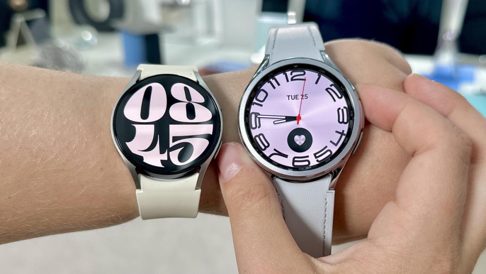 Watch6 Series đánh dấu sự trải nghiệm mãn nhãn bằng việc Samsung đã cải tiến màn hình lớn hơn 30%, viền bezel mỏng hơn 15%, từ đó trải nghiệm vuốt chạm cũng dễ dàng và mượt hơn.