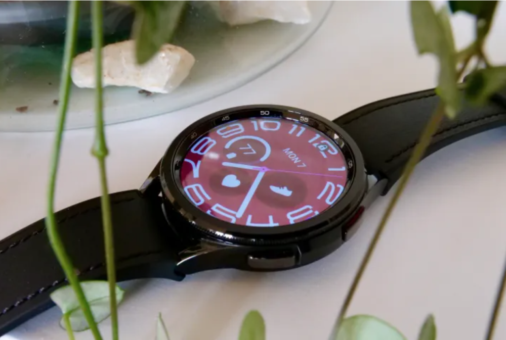 Nếu bạn đã ưng mẫu Watch6 Classic và có khổ tay to, MT Smart gợi ý bạn mẫu Samsung Galaxy Watch6 Classic 47mm Bluetooth phiên bản lớn nhất của dòng Watch6 Series vừa được Samsung cho ra mắt trong năm 2023. Với khung viền thép sang trọng và vòng benzel vật lý mang hơi hướm cổ điển, đây sẽ là sự lựa chọn tuyệt vời cho những khách hàng cá tính.