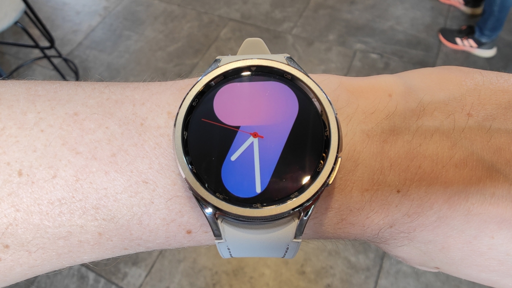 Cải tiến tương tự với dòng Watch6 về màn hình, tuy nhiên Galaxy Watch6 Classic 43mm Bluetooth lại có những khác biệt về chất liệu khung cao cấp hơn là thép thay vì nhôm và viền xoay bezel vật lý cải tiến mảnh mai và tương tác nhạy hơn. Cùng MT Smart tìm hiểu kĩ hơn về chiếc Smart Watch cao cấp của Samsung vừa được ra mắt tháng 7/2023 này nhé.