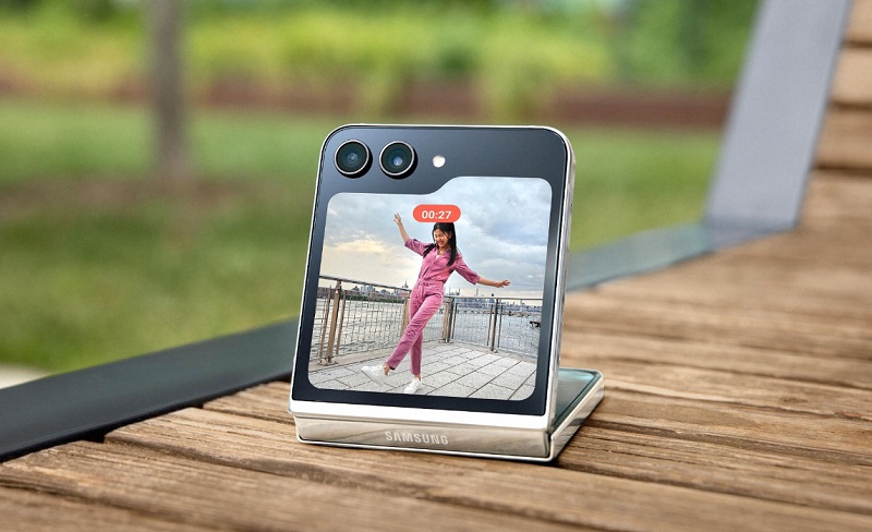 Samsung Galaxy Z Flip5 8GB 256GB-Selfie với mọi góc độ từ FlexCam