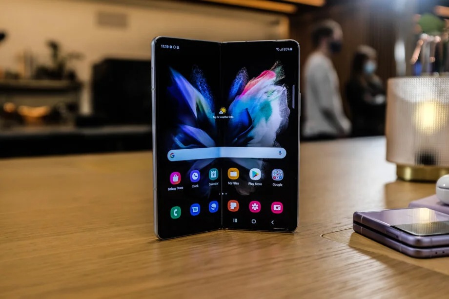 Thiết kế gập mở trên Samsung Galaxy Z Fold3 5G - MTsmart