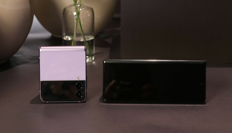 Samsung Galaxy Z Series gồm có Galaxy Z Flip và Galaxy Z Fold (từ trái sang phải)