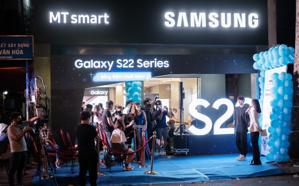 Khái niệm Samsung Premium Store (SPS) có lẽ chưa thật quá quen thuộc với khách hàng Việt Nam vì đây là mô hình mới của hãng, mới ra mắt tầm 1 năm kể từ 17/1/2022. Hãy cùng MT Smart tìm hiểu rõ hơn về khái niệm này cũng như những mặt lợi của việc mua sắm ở Samsung Premium Store so với các cửa tiệm công nghệ truyền thống như thế nào nhé!