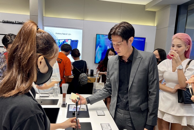 Samsung Premium Stores hay viết tắt SPS là tên gọi chung những cửa hàng uỷ quyền cao cấp của Samsung tại Việt Nam, với những đảm bảo khắt khe về quy chuẩn toàn cầu của Hãng. Mục đích ra đời của chuỗi uỷ quyền này nhằm mang đến cho khách hàng Việt sự đảm bảo về chất lượng, nguồn gốc và sự an tâm tuyệt đối khi mua sắm. Ngoài ra các cửa hàng cũng mang đến đầy đủ các thiết bị công nghệ trong hệ sinh thái của Samsung, cho không gian trải nghiệm hoàn hảo và chân thật.