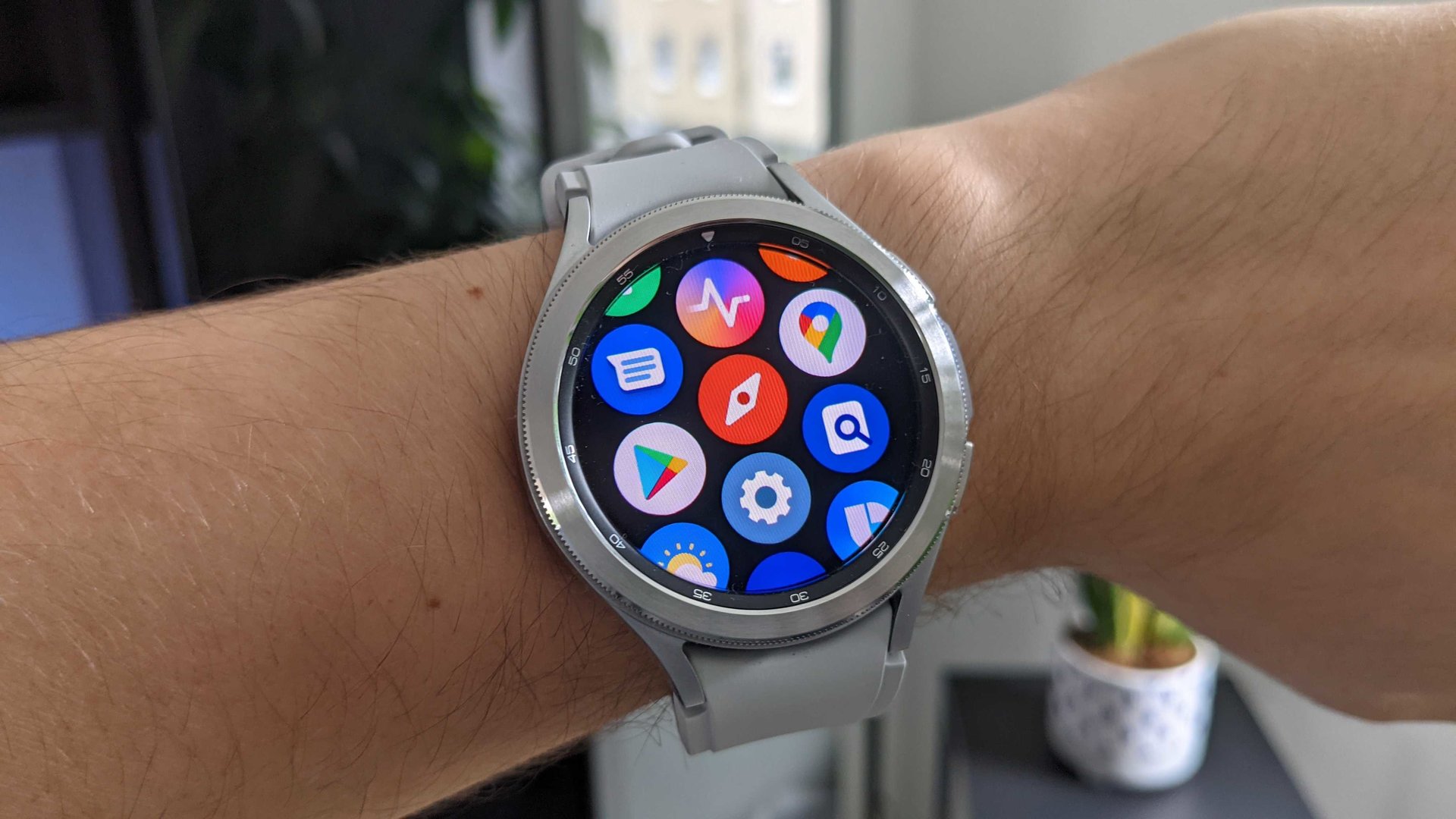 Samsung Galaxy Watch 4 LTE Classic 46mm có hệ điều hành mới One UI Watch Watch4 Classic LTE 42mm có hệ điều hành mới dễ sử dụng