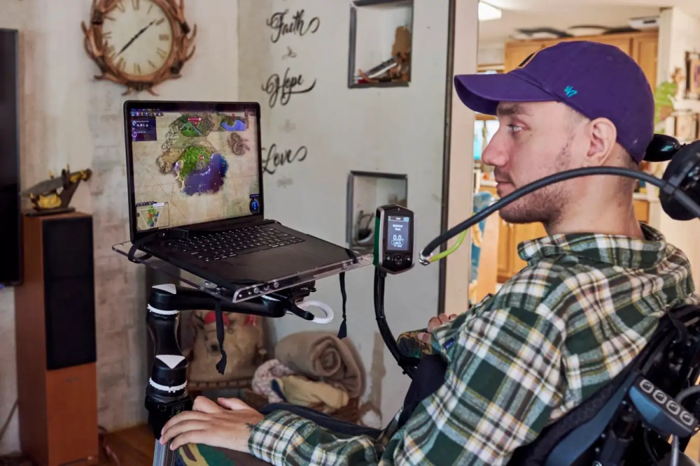 Một bệnh nhân sử dụng chip Neuralink để điều khiển laptop. Ảnh: New Scientist