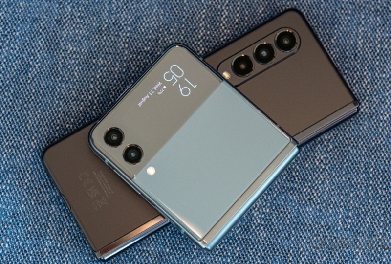 Galaxy Z Fold 4 và Galaxy Flip 4 đều có ưu điểm riêng, gấp gọn tạo điều kiện thuận tiện cho người dùng mang theo bên người 