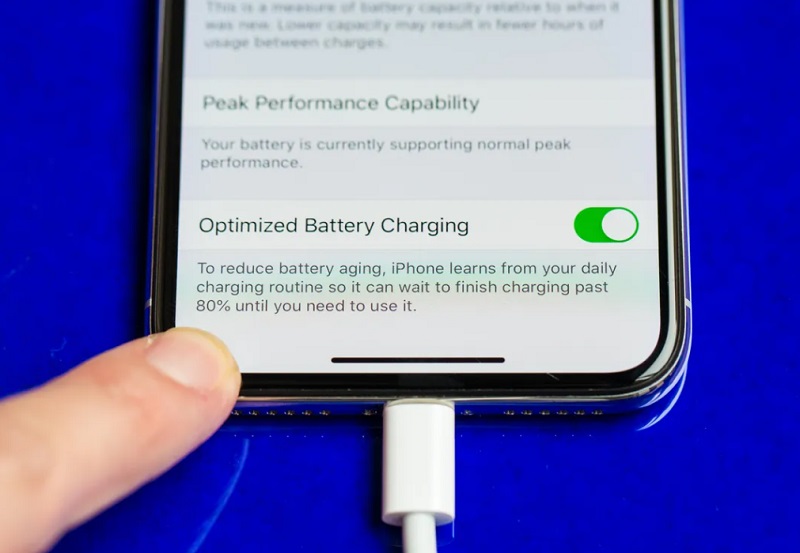 Tính năng Optimized Battery Charging là tính năng tối ưu hóa quá trình sạc pin khác với tính năng Protect battery