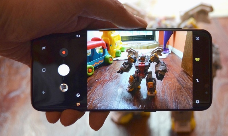 Sử dụng camera sau của điện thoại