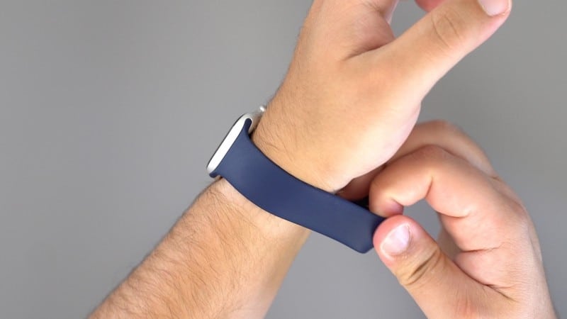 Apple Watch SE với chất liệu dây silicone mềm mại, dễ chịu