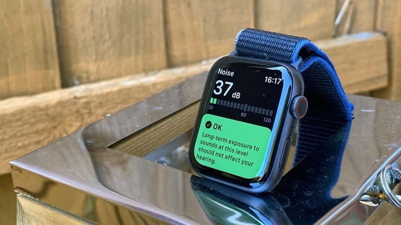 Apple Watch SE LTE 44mm tiết kiệm pin hơn với màn hình OLED Apple Watch SE LTE 44mm tiết kiệm pin hơn với màn hình OLED