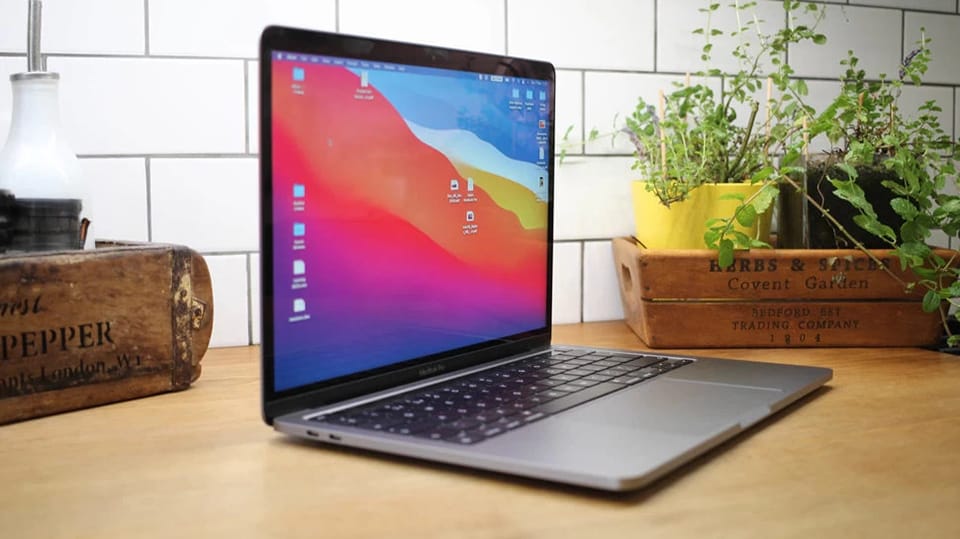 MacBook Pro 13″ M1 2020 sang trọng và gọn gàng khi đặt trên bàn